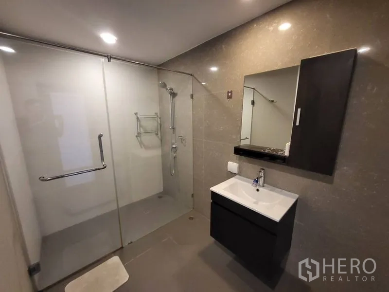 Condominium for rent or sale in Phaya Thai, Bangkok - Spacious second bathroom featuring a wide glass shower and floating vanity.