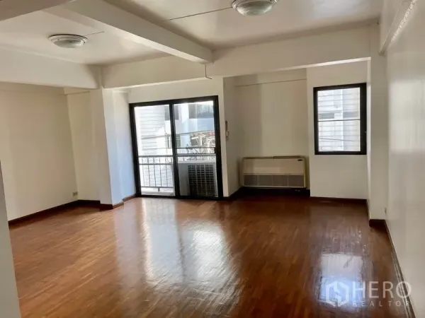 带办公室的家 出租在Khlong Toei, Bangkok - 开放式房间，通往阳台的推拉门与多扇窗，木地板。