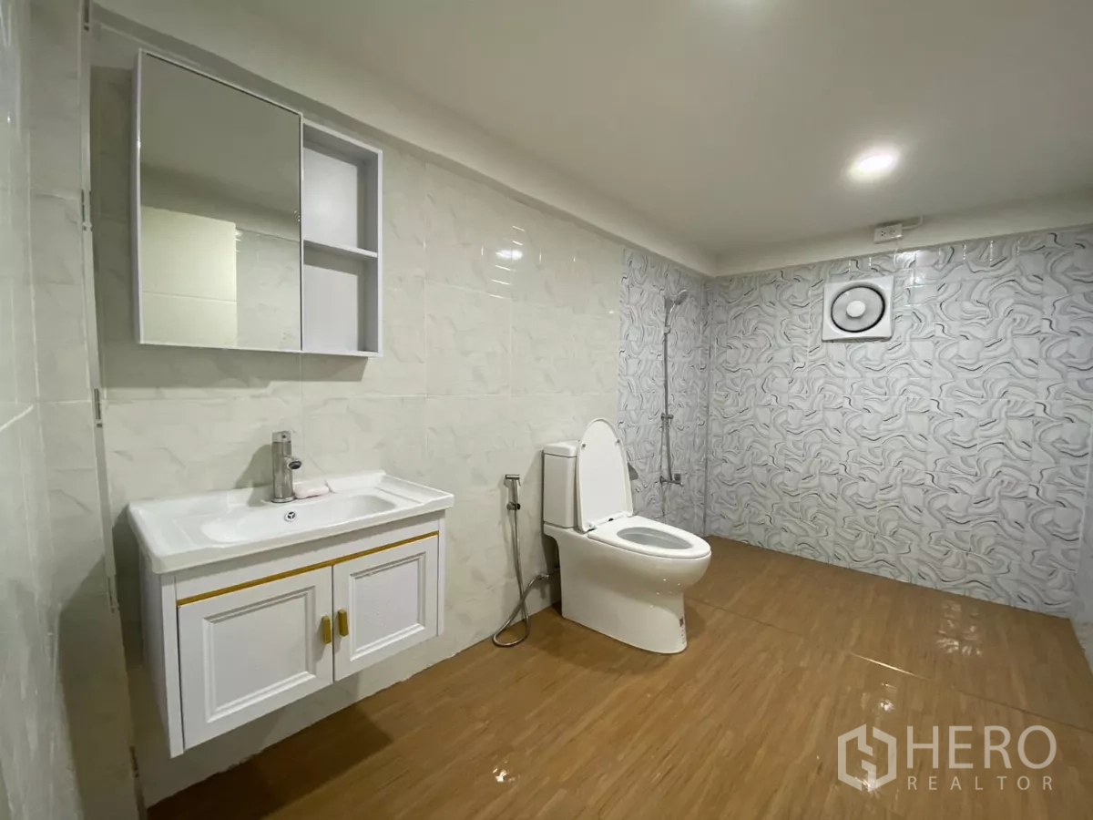 บ้าน ให้เช่าในBang Na, Bangkok - ห้องน้ำสไตล์โมเดิร์น มีกระจกตู้ลอย อ่างล้างหน้า โถสุขภัณฑ์ และฝักบัว