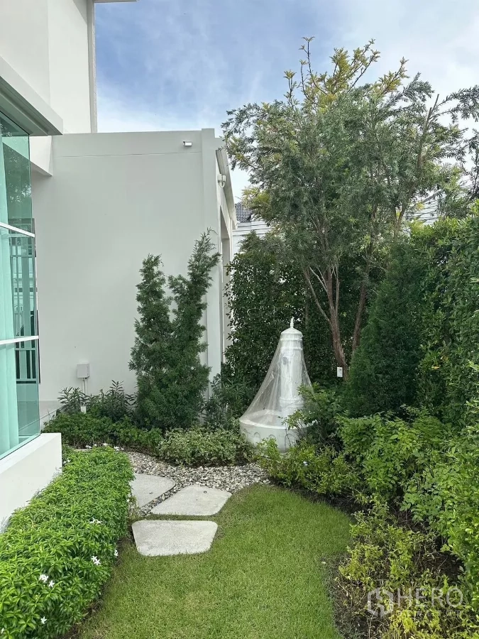 Detached House for rent in Bang Phli, Samut Prakan - Landscaped corner garden with stepping stones, lawn and mature trees.