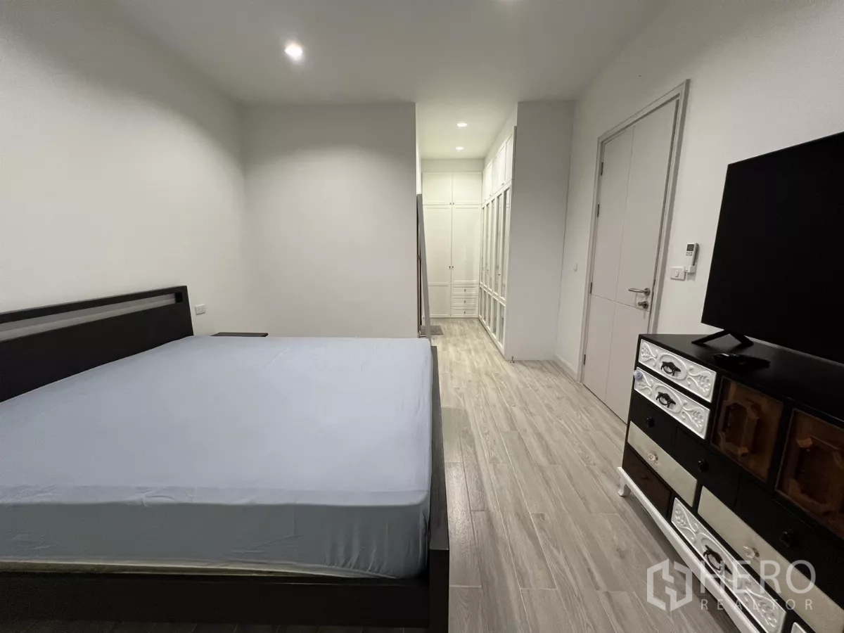 公寓 出租在Bang Kapi, Bangkok - 主卧望向步入式衣帽间与储物区。