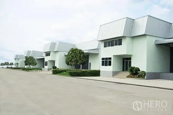 Warehouse for rent in Bang Phli, Samut Prakan - Multiple warehouse buildings in a neat compound with ample driveway for trailers and containers.
