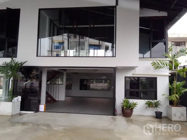 带办公室的家 出租在Wang Thonglang, Bangkok - 一层入口配滑动玻璃门、落地窗与盆栽