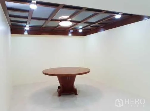联排别墅 出租在Khlong Toei, Bangkok - 宽敞卧室，飘窗、空调、床与书桌。