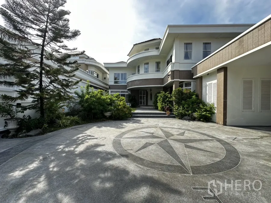 Detached House for rent in Chatuchak, Bangkok - Grand exterior of a luxury detached house with compass-pattern driveway and lush greenery in Chatuchak.
