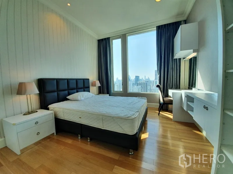 公寓 出租在Watthana, Bangkok - 采光充足的卧室，黑色软包床、内置书桌与高窗城市景观