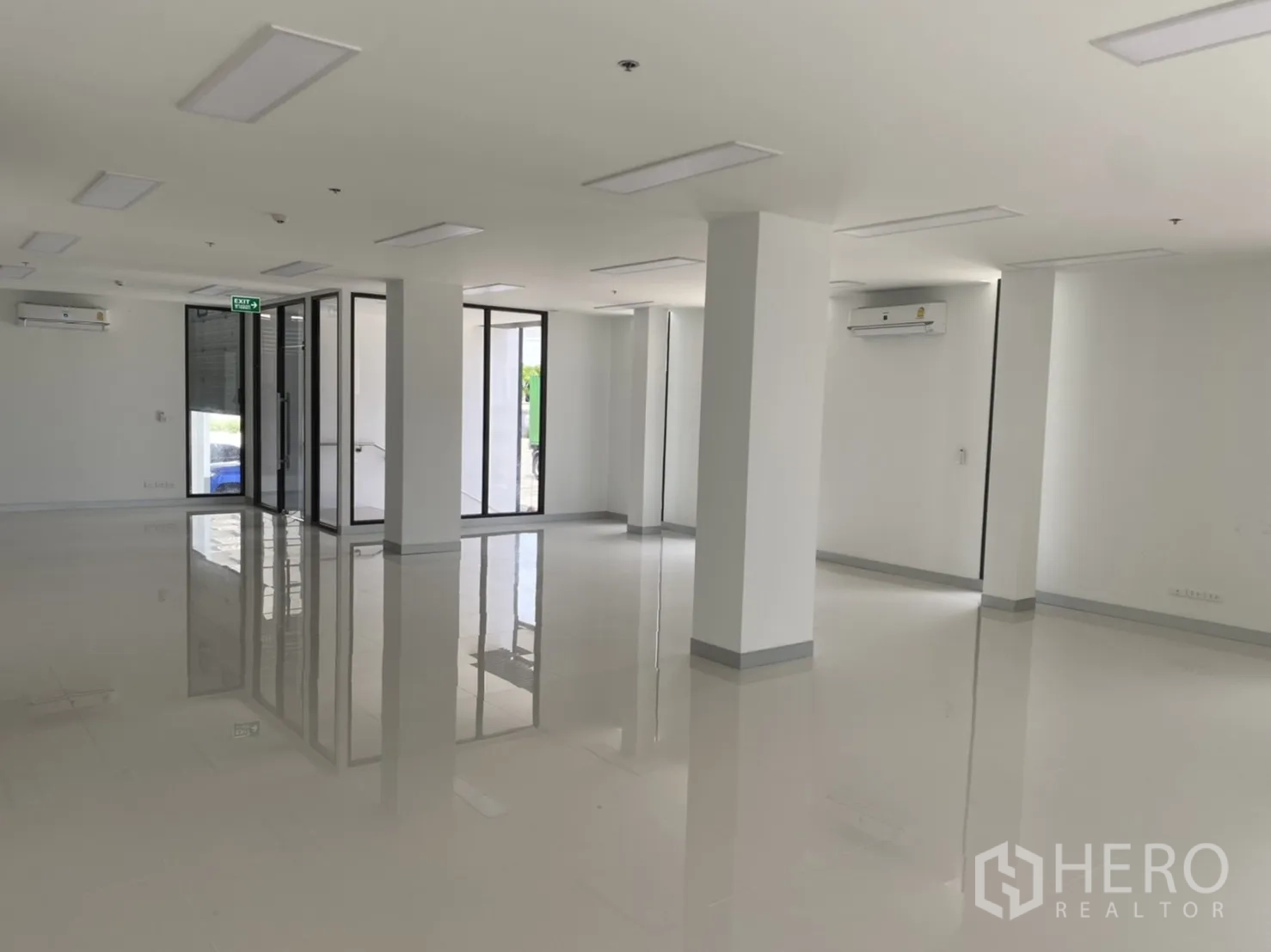 货栈 出租在Chachoengsao - 另一视角的开放式办公室，挂墙空调与玻璃门。