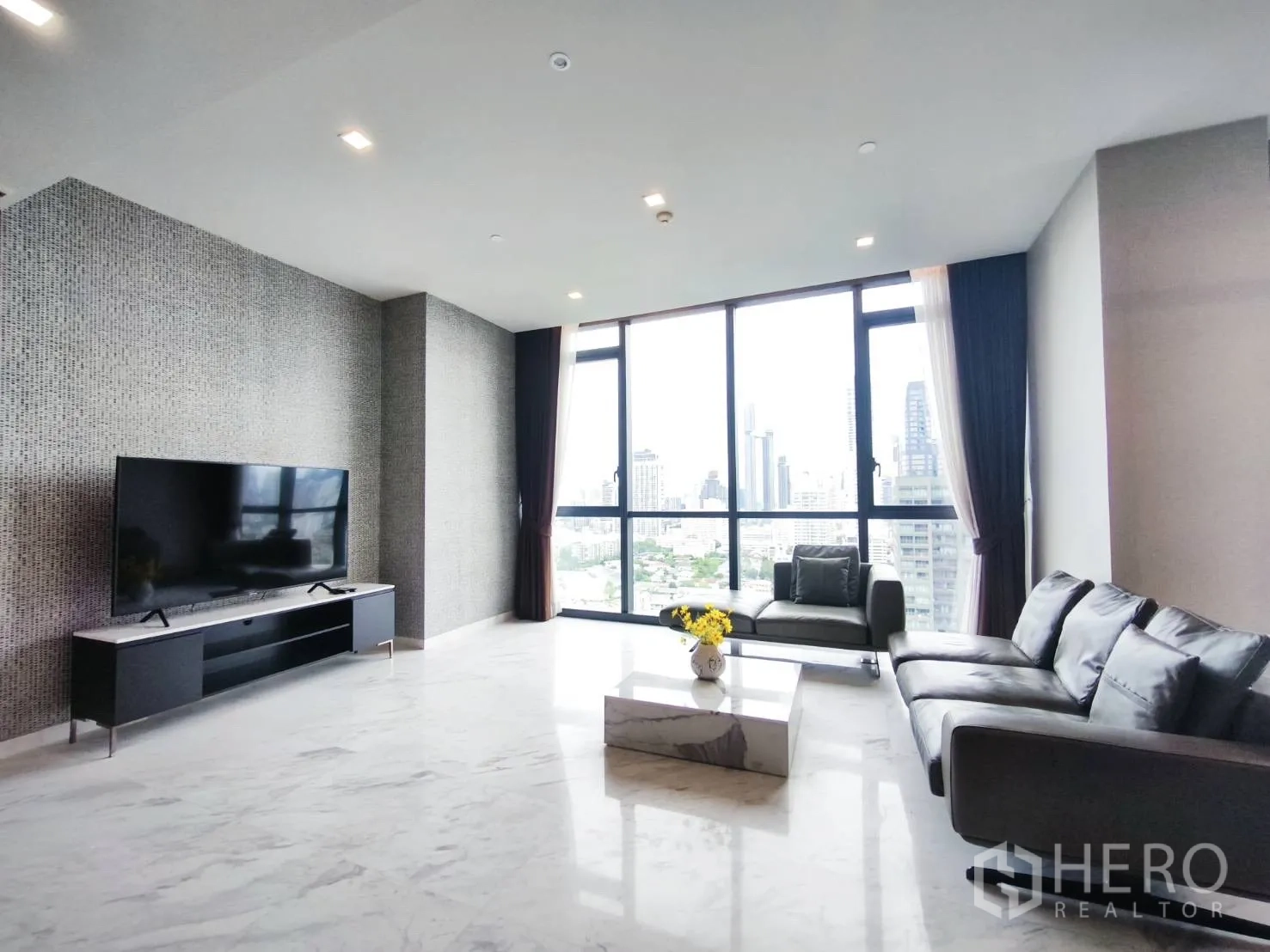 คอนโด for rent in Watthana, Bangkok - ห้องนั่งเล่นพร้อมชั้นวางทีวี โซฟา และวิวเมืองกว้าง