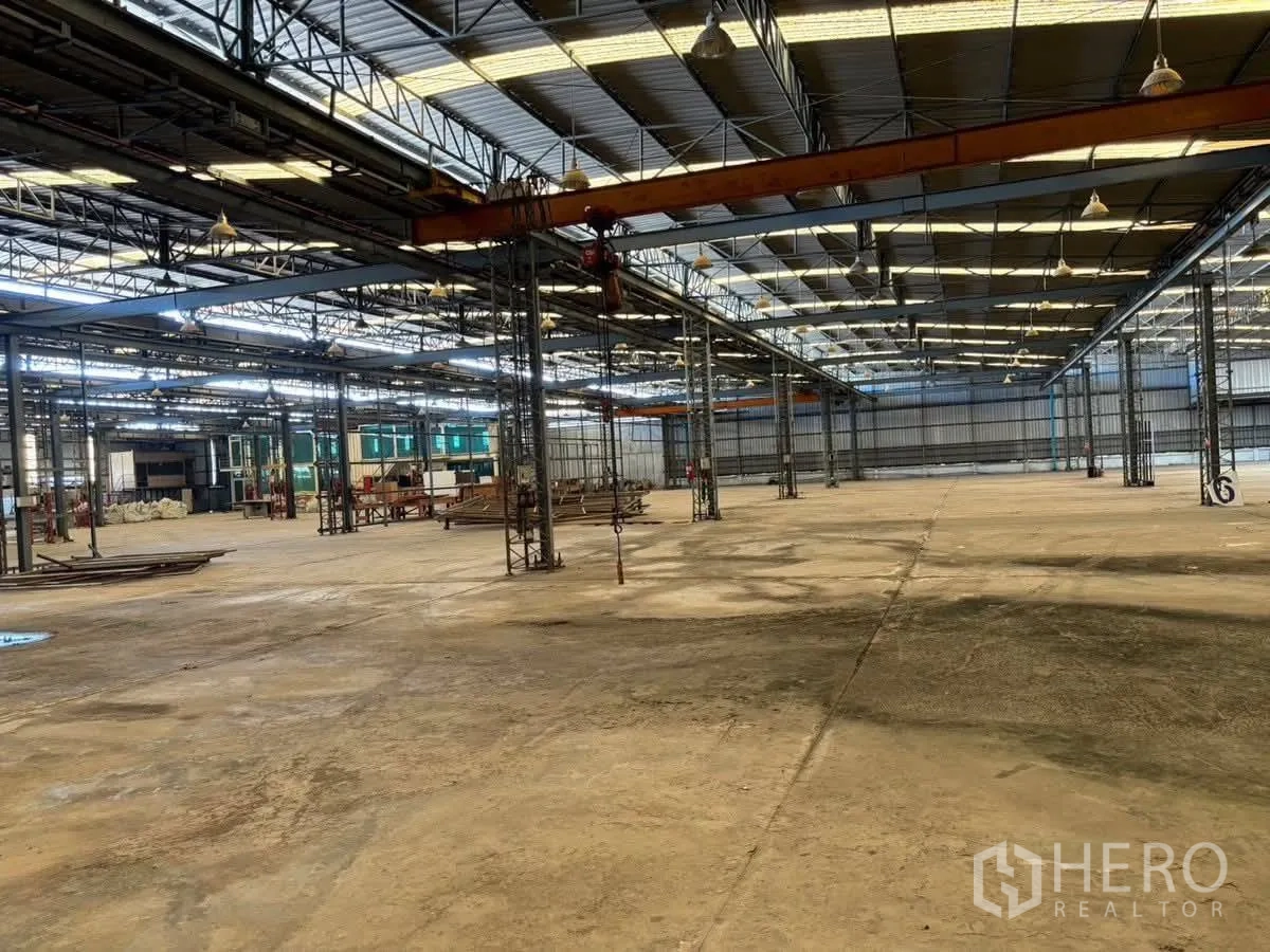 工厂 for rent or sale in Bang Sao Thong, Samut Prakan - 开阔仓库地坪，顶部行车轨道与高天花贯穿全区。