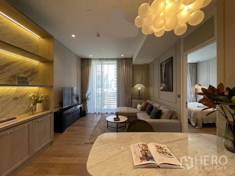 คอนโด ให้เช่าในPathum Wan, Bangkok - มุมมองจากท็อปหินอ่อนไปยังห้องนั่งเล่นติดระเบียงและห้องนอนแยก