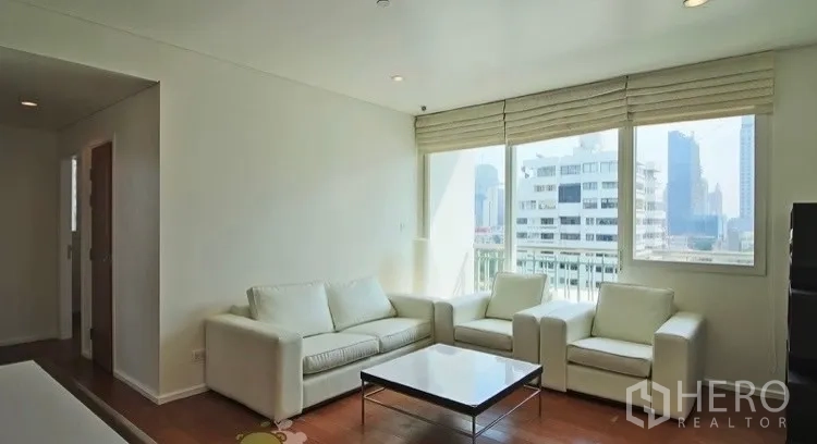 公寓 出租在Watthana, Bangkok - 带城市景观窗的客厅，白色沙发组与充足自然光