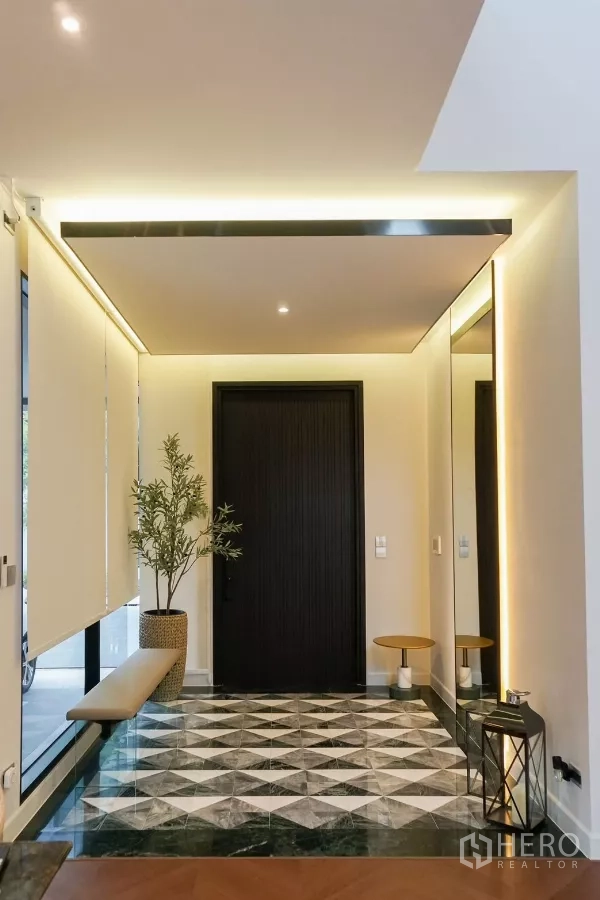Detached House for rent or sale in Bang Kapi, Bangkok - Stylish foyer with geometric marble floor, bench seating and a large mirror.