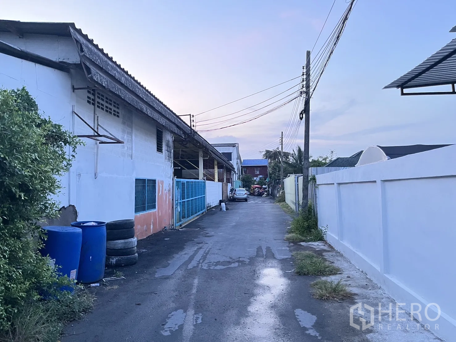โกดัง for rent in Chatuchak, Bangkok - ซอยทางเข้าเงียบข้างโกดัง มีแนวกำแพงและเสาไฟฟ้า
