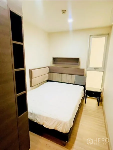 คอนโด ให้เช่า - ห้องนอนรองขนาดกะทัดรัดพร้อมเตียงและหน้าต่างแคบรับแสงธรรมชาติ