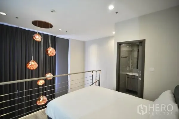 คอนโด ให้เช่าในHuai Khwang, Bangkok - ห้องนอนชั้นลอยพร้อมห้องน้ำในตัว ราวเหล็ก และโคมไฟแขวนดีไซน์