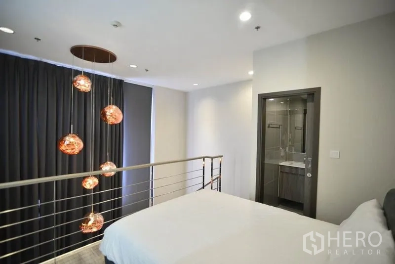 คอนโด ให้เช่าในHuai Khwang, Bangkok - ห้องนอนชั้นลอยพร้อมห้องน้ำในตัว ราวเหล็ก และโคมไฟแขวนดีไซน์