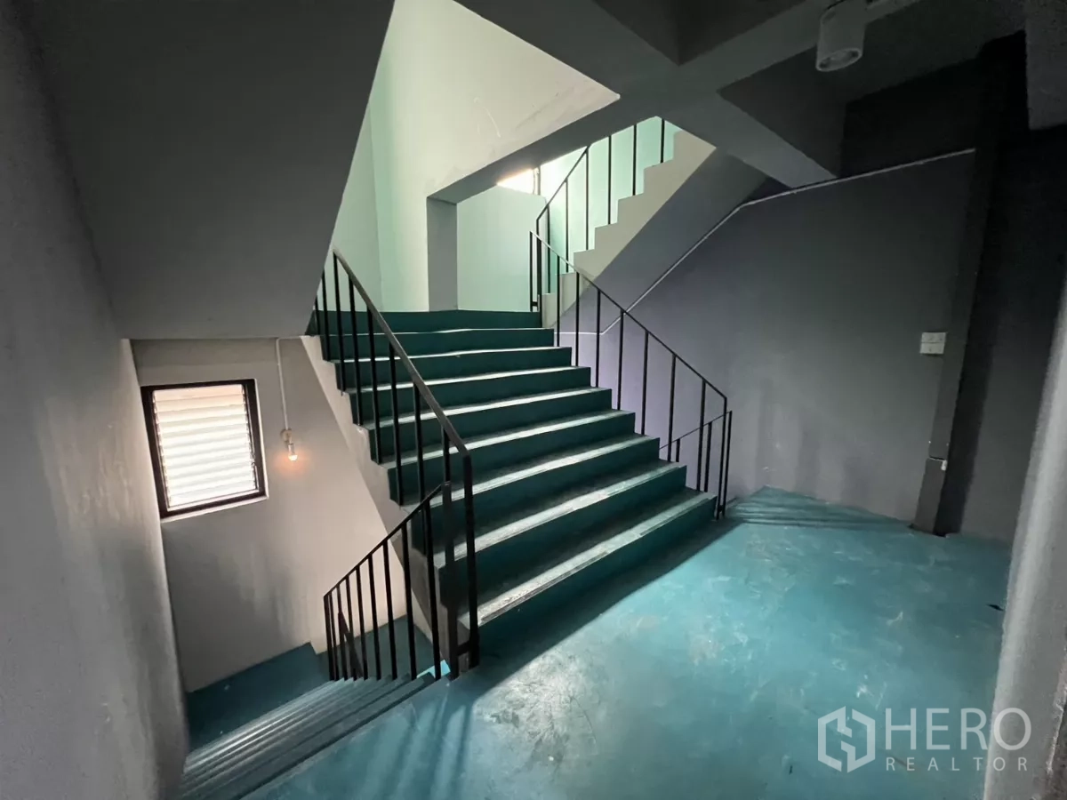 带办公室的家 出租在Pathum Wan, Bangkok - 灰调宽敞办公层，设多扇阳台门。