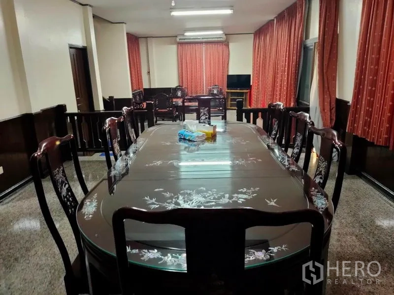 บ้าน ให้เช่า - ห้องทานอาหารแบบเป็นทางการ โต๊ะไม้แกะสลักขนาดใหญ่พร้อมเก้าอี้หลายที่นั่ง