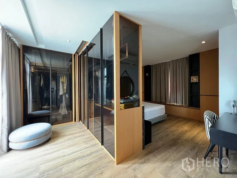 Townhouse for rent in Saphan Sung, Bangkok - Expansive master dressing room with glass wardrobes dividing the sleeping area.