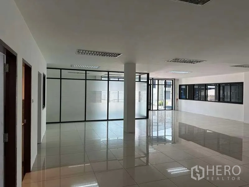 工厂 出租或出售在Bang Phli, Samut Prakan - 明亮的瓷砖办公室，玻璃隔间与日光灯照明。