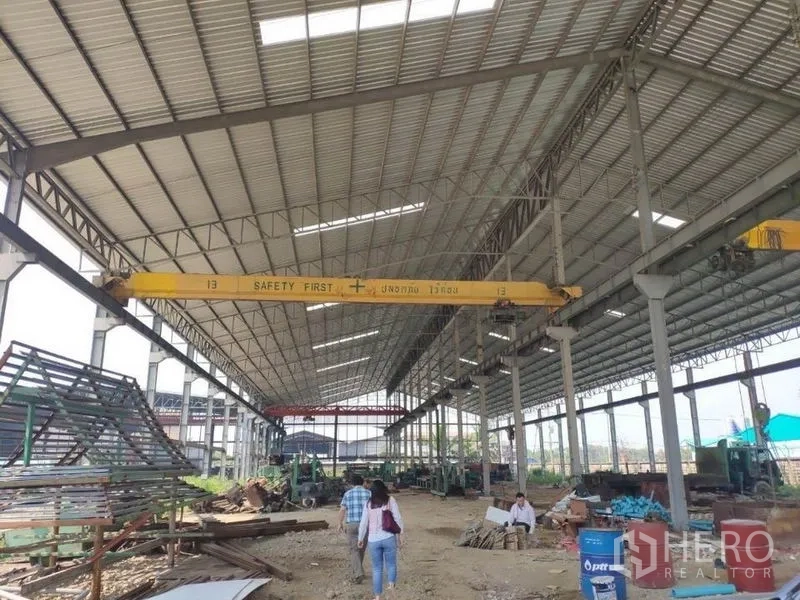 โรงงาน ให้เช่าในSamut Sakhon - ทางเดินกลางของโรงงาน แสดงรางเครนเหนือศีรษะและหลังคาระบายอากาศ สมุทรสาคร