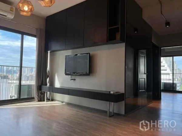 คอนโด ขายในPhaya Thai, Bangkok - ห้องนั่งเล่นสว่างพร้อมชั้นวางทีวีบิวท์อิน หน้าต่างบานใหญ่ และระเบียงวิวเมือง พญาไท