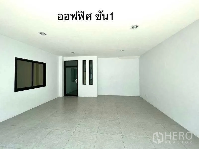 โรงงาน ให้เช่าหรือขายในMueang Samut Sakhon, Samut Sakhon - ออฟฟิศชั้น 1 ปูกระเบื้อง มีประตูกระจกและช่องแสง