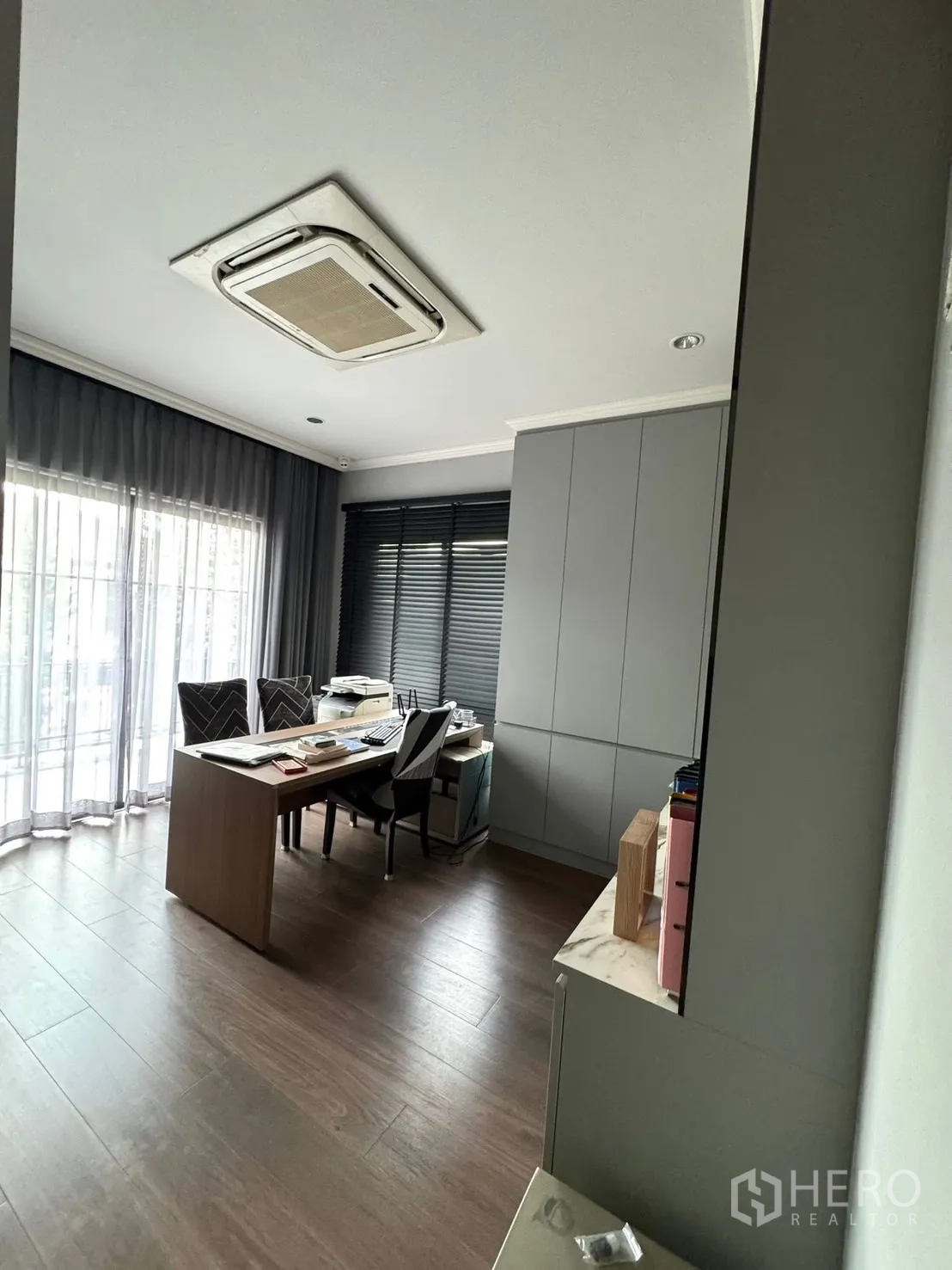 独立式住宅 出售在Mueang Pathum Thani, Pathum Thani - 家庭办公室，定制柜、书桌与嵌入式空调。