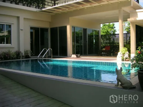 独立式住宅 出租或出售在Prawet, Bangkok - 私家泳池临靠有顶露台与大面积推拉玻璃门