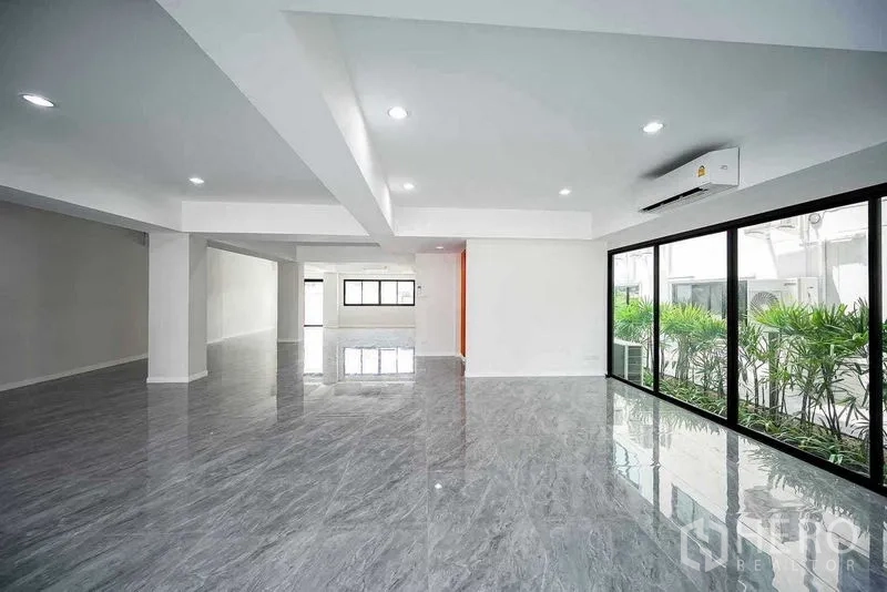 带办公室的家 出租在Suan Luang, Bangkok - 宽敞办公层，筒灯顶棚，整面滑动玻璃门通向侧边绿化带。