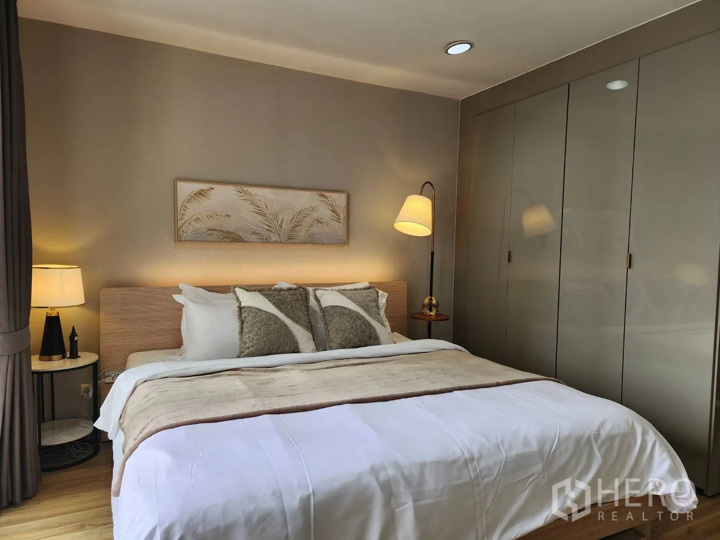 公寓 for rent in Watthana, Bangkok - 主卧配大床、床头灯与通顶亮面衣柜。