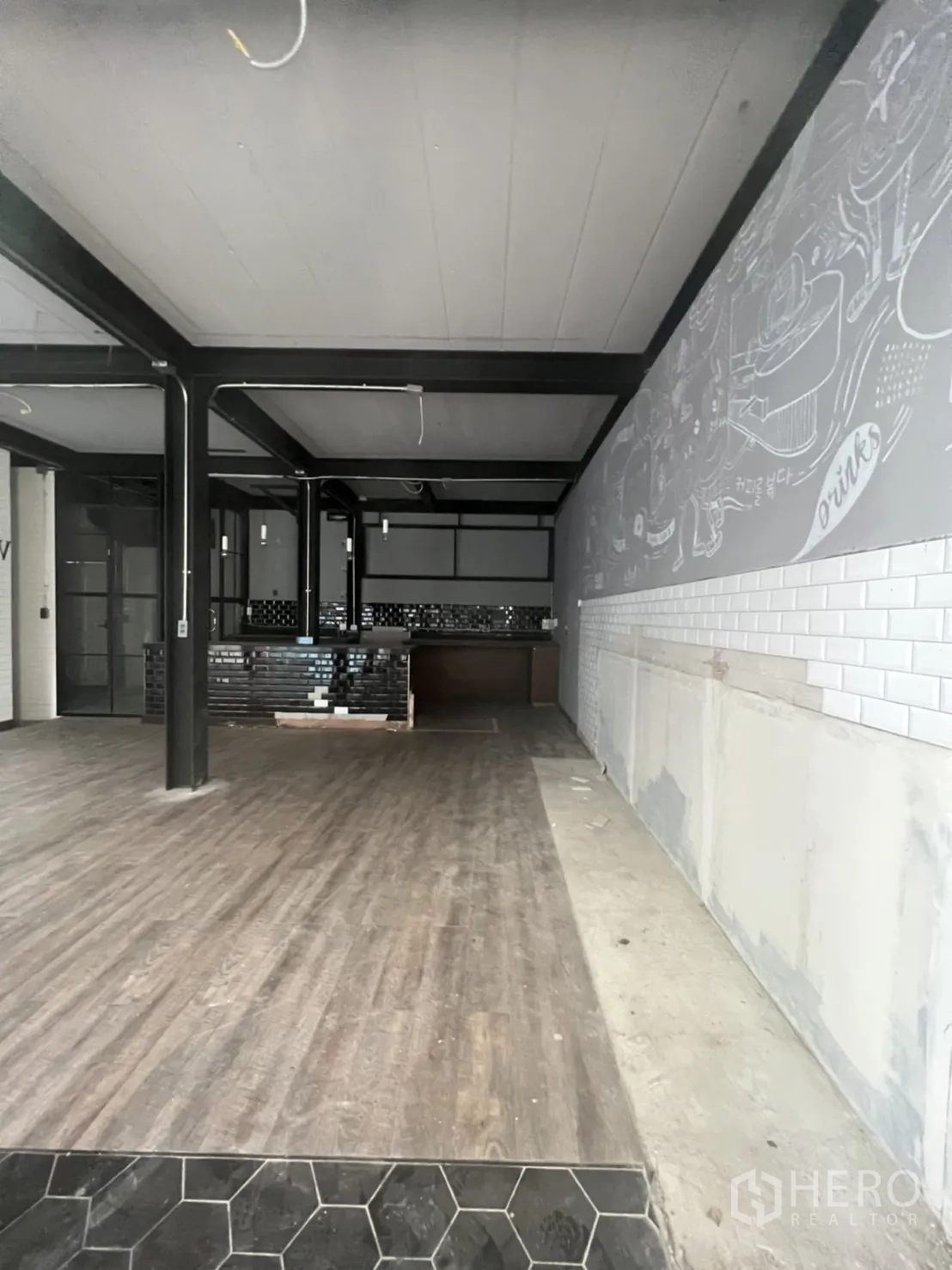 零售空间 出租在Sathon, Bangkok - 开放式铺面，木纹地板与粉笔墙面。
