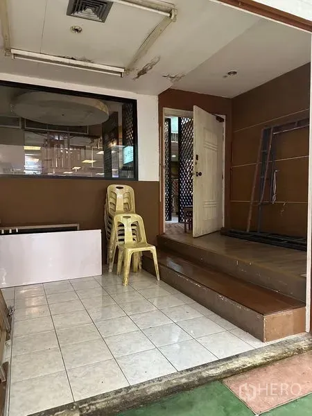 Retail Space for rent in Yan Nawa, Bangkok - Entrance lobby with tiled floor, steps and interior viewing window.