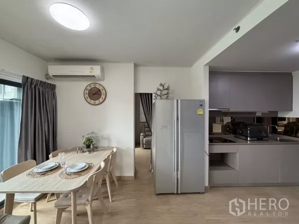 公寓 出租在Phra Khanong, Bangkok - 用餐角与现代灰色厨房相连，配双门冰箱与空调。