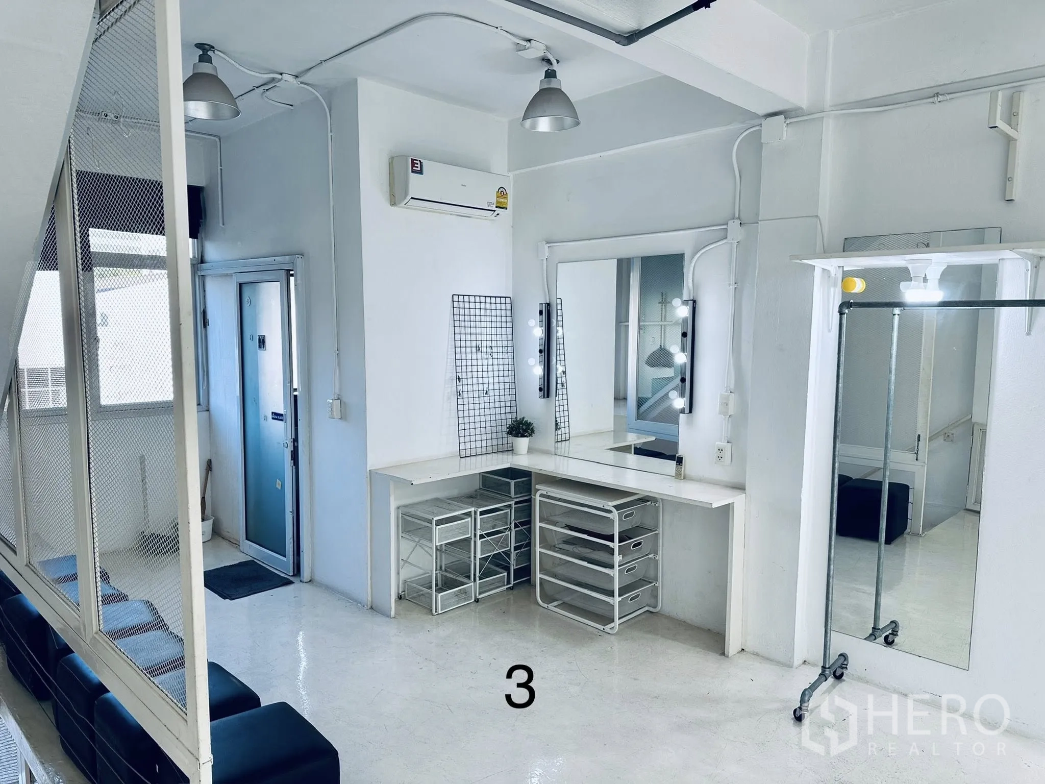 ตึกแถว for rent in Watthana, Bangkok - โซนโต๊ะเครื่องแป้ง กระจกติดไฟ ลิ้นชักเก็บของ และเครื่องปรับอากาศ