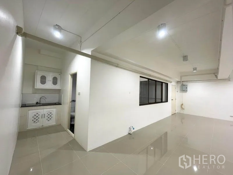 办公空间 出租在Khlong Toei, Bangkok - 办公室一角，设有茶水区、内窗与墙面配电箱。