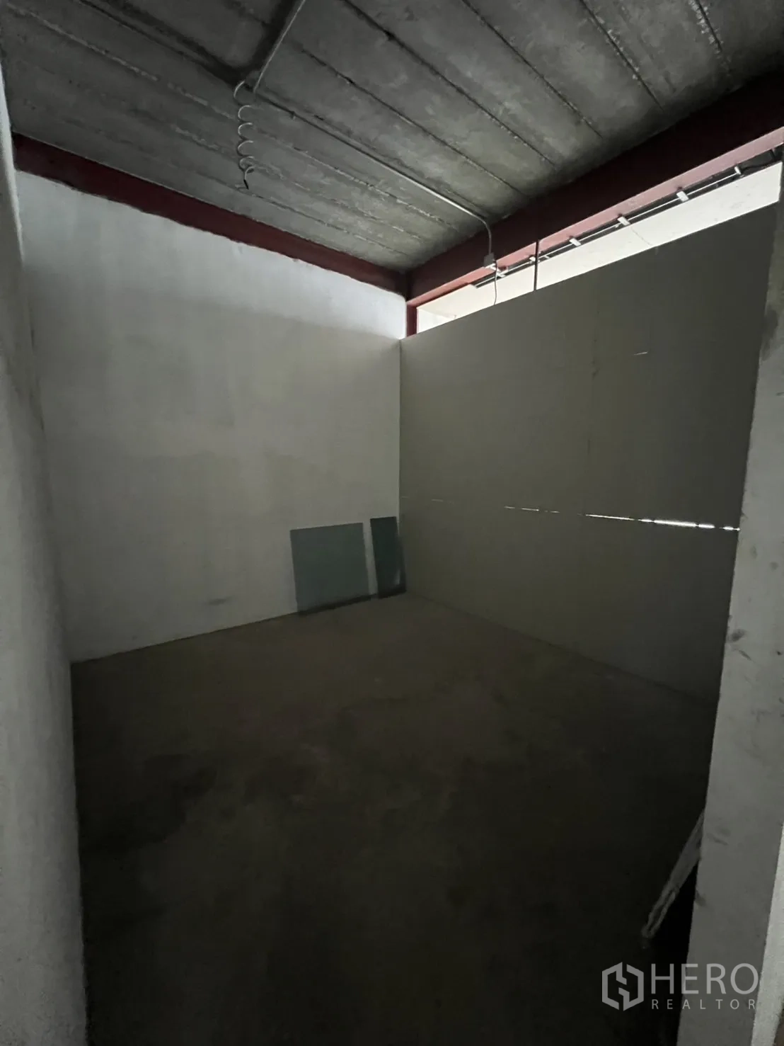 Retail Space for rent in Watthana, Bangkok - Raised platform seating nook beside a bright window.