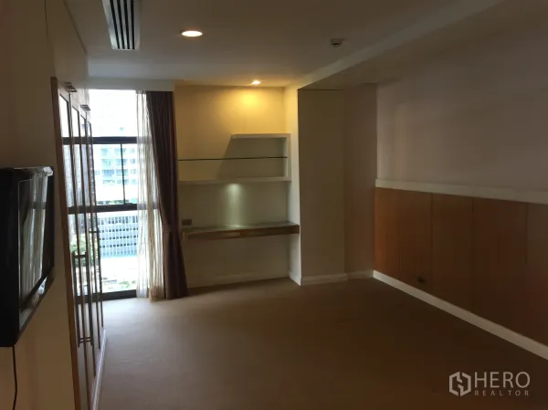 公寓 出租在Pathum Wan, Bangkok - 宽敞卧室或书房，内置置物架，落地窗可看城市景观。