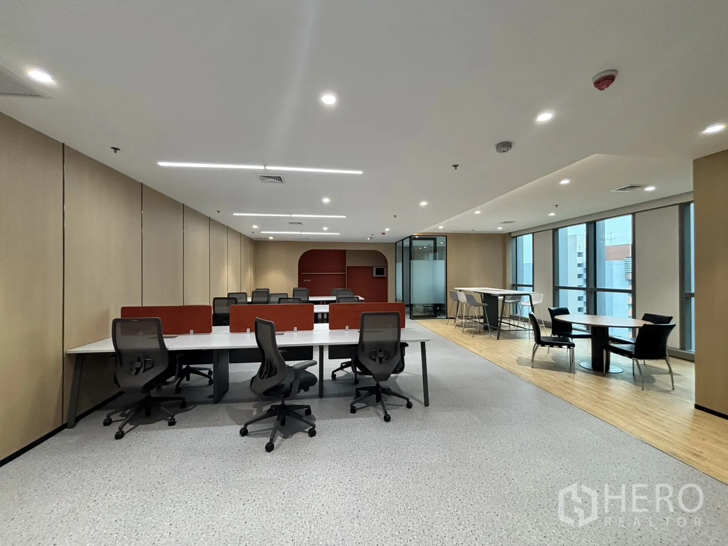 สำนักงาน ให้เช่าในHuai Khwang, Bangkok - พื้นที่สำนักงานกว้างรวมโต๊ะทำงานแบบเปิดกับโต๊ะนั่งพักผ่อนและกระจกเต็มบาน