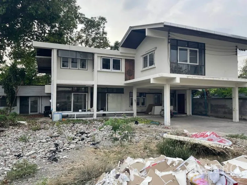 บ้าน ให้เช่าในSuan Luang, Bangkok - ด้านหลังบ้าน 2 ชั้น มีโรงจอดรถยกพื้นและลานกว้าง