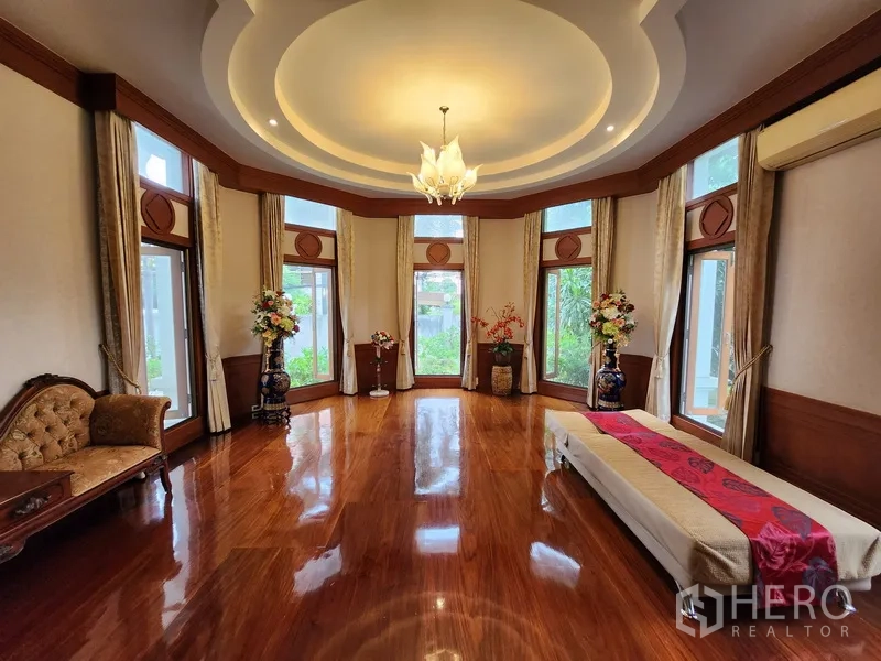 บ้าน ให้เช่าในPrawet, Bangkok - ห้องรับรองขนาดใหญ่ ผนังกระจกโค้งรอบด้าน ฝ้าหลุมวงกลมและพื้นไม้เงางาม