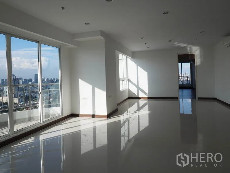公寓 出租在Yan Nawa, Bangkok - 起居区配落地推拉门通阳台，享城市全景。
