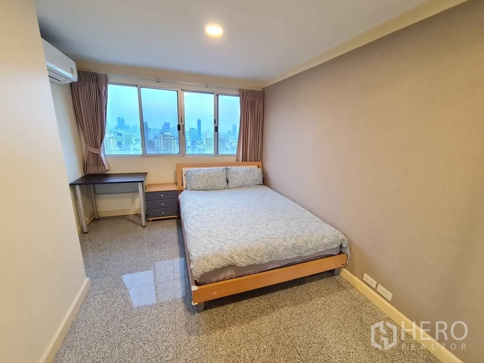 คอนโด for rent in Khlong Toei, Bangkok - ห้องนอนที่สองพร้อมเตียง โต๊ะทำงาน และหน้าต่างพาโนรามา.