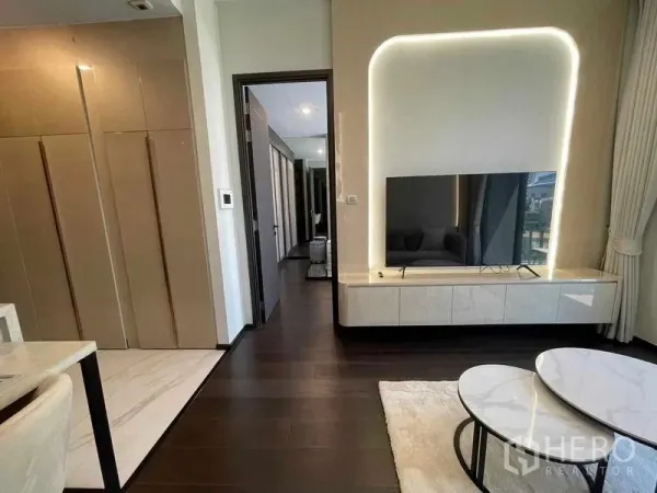 คอนโด ให้เช่า - ผนังทีวีพร้อมไฟซ่อนนำสู่ห้องนอนในคอนโดหรู