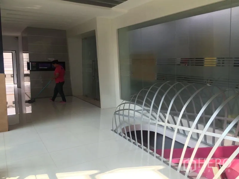 带办公室的家 出售 - 整洁办公走廊，玻璃会议室与弧形金属护栏。