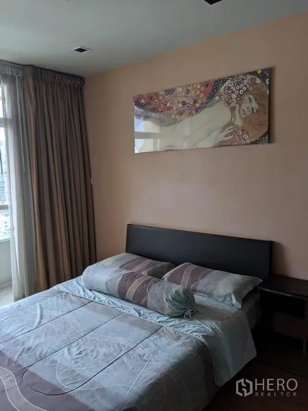 公寓 出租在Watthana, Bangkok - 主卧采光良好，双人床、床头上方装饰画与落地窗帘。