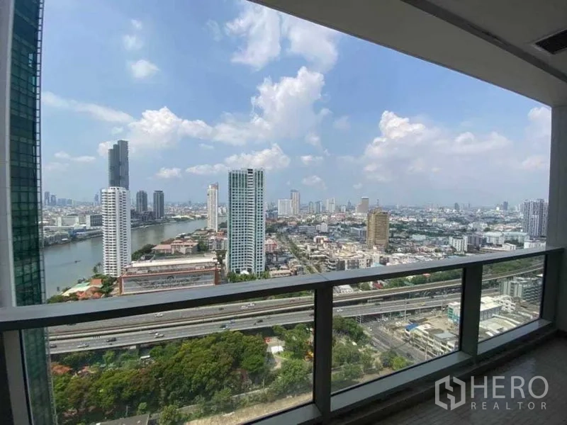 公寓 出租在Khlong San, Bangkok - 高楼阳台，可观昭披耶河与城市天际线全景。