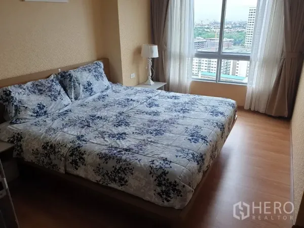 公寓 出租在Watthana, Bangkok - 主卧配大床、木地板与落地窗城市景观