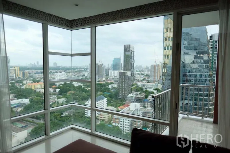 公寓 出租在Watthana, Bangkok - 转角空间，环幕落地窗与城市景观并带小阳台