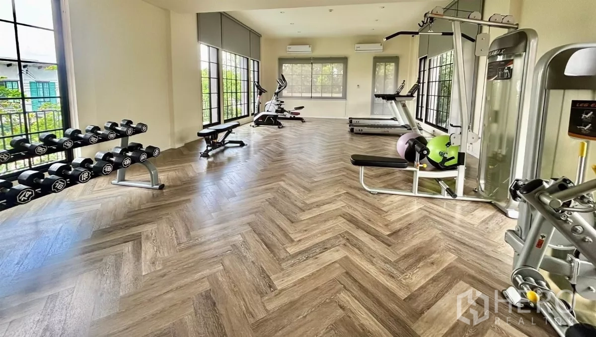 Detached House for rent in Lat Krabang, Bangkok - Fitness center with free weights, cardio machines and herringbone flooring.